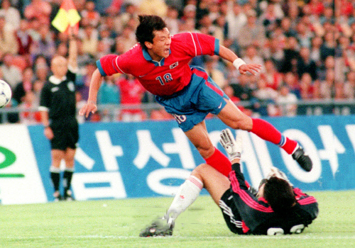 国足回应被炮轰,国足回应踢头事件