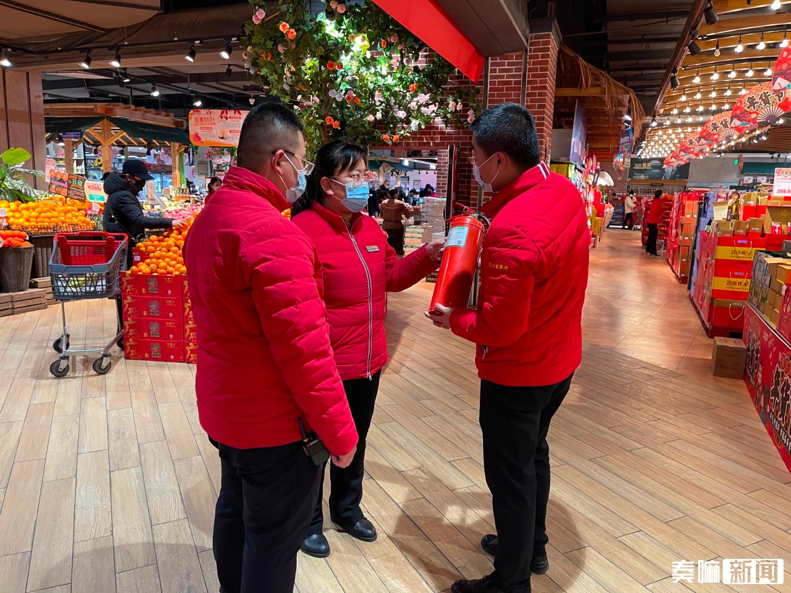 小轿车自燃起火环卫工变身消防员,轿车自燃起火市民扑救