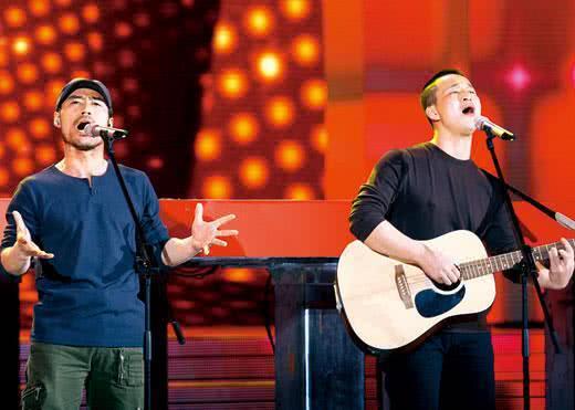 同一个乐团，一个身价百万成富豪，另一个流落街头靠卖唱！可惜