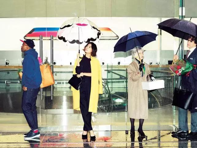 姑娘，你穿彩色大衣真好看！