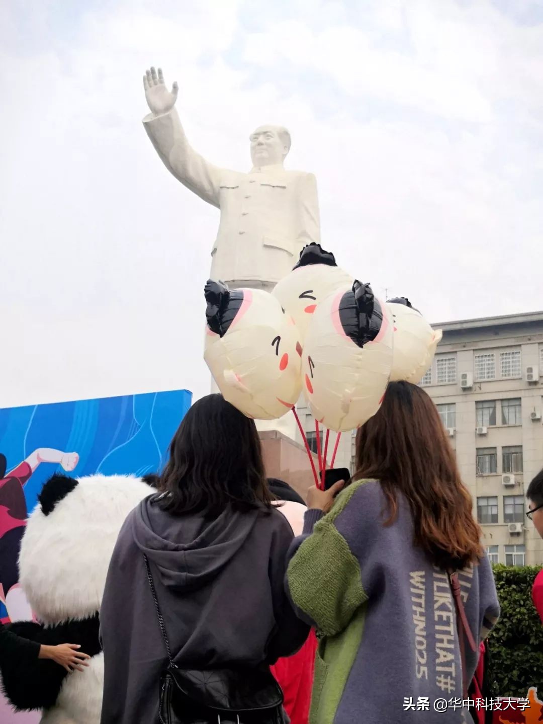 校园马拉松感受青春力量,在教室看同学田径比赛