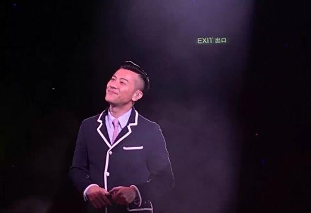 22年粉丝结婚惊喜亲身道贺前香港一线歌手：他们一直支持着我