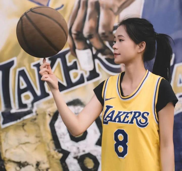 在叩丁狼1024怎么过？当然是“打爆”校长，挑战高颜值篮球博主