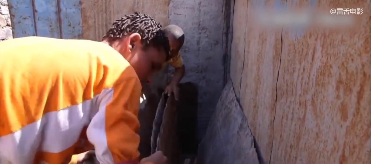 非洲小伙用铁桶建房子,只需要150块,就能拥有一室一厅!纪录片