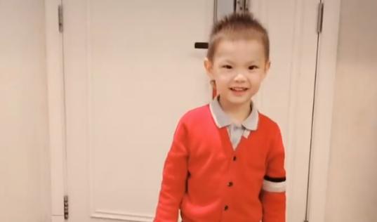 谢杏芳带儿子户外打网球,谢杏芳带孩子看林丹练球