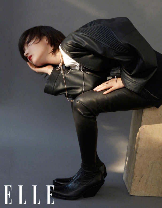 周冬雨伦敦时装周观秀造型,周冬雨elle封面蓝发造型大片