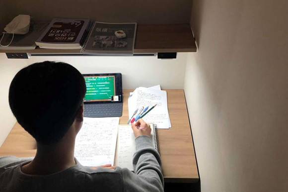 不同的坐标同一堂网课，外国留学生在线相聚：期待疫情过去，花开满路