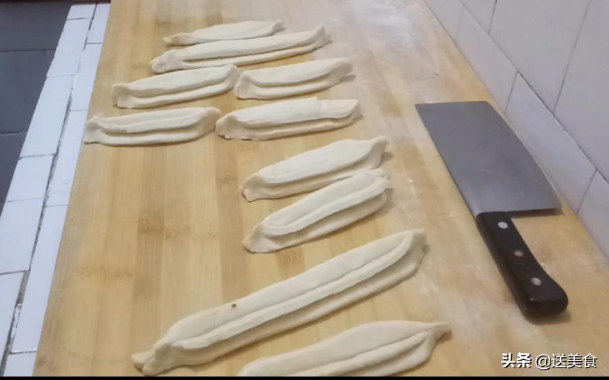 如何炸出又酥又脆的油条,炸出蓬松香脆的油条的几点心得