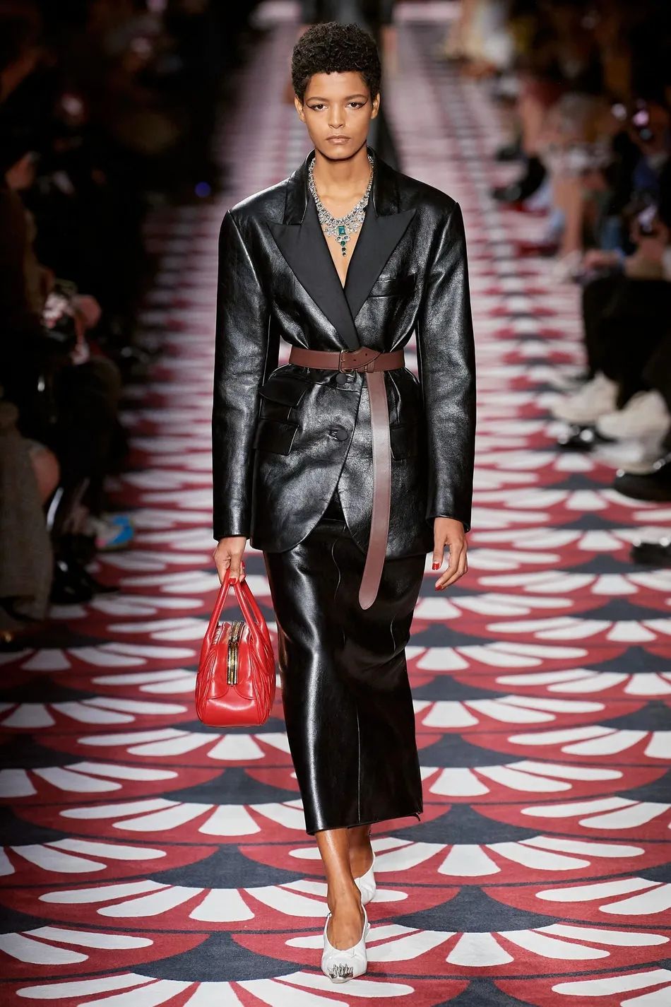 一件皮西装可以有多帅？时髦精们早已给出了答案