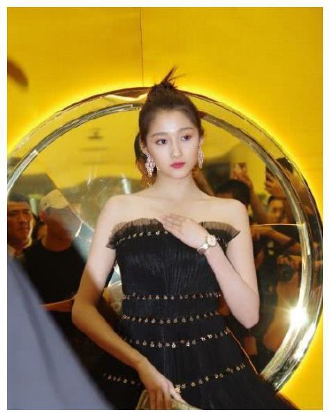 迪丽热巴出席活动穿礼服,迪丽热巴穿礼服出席活动