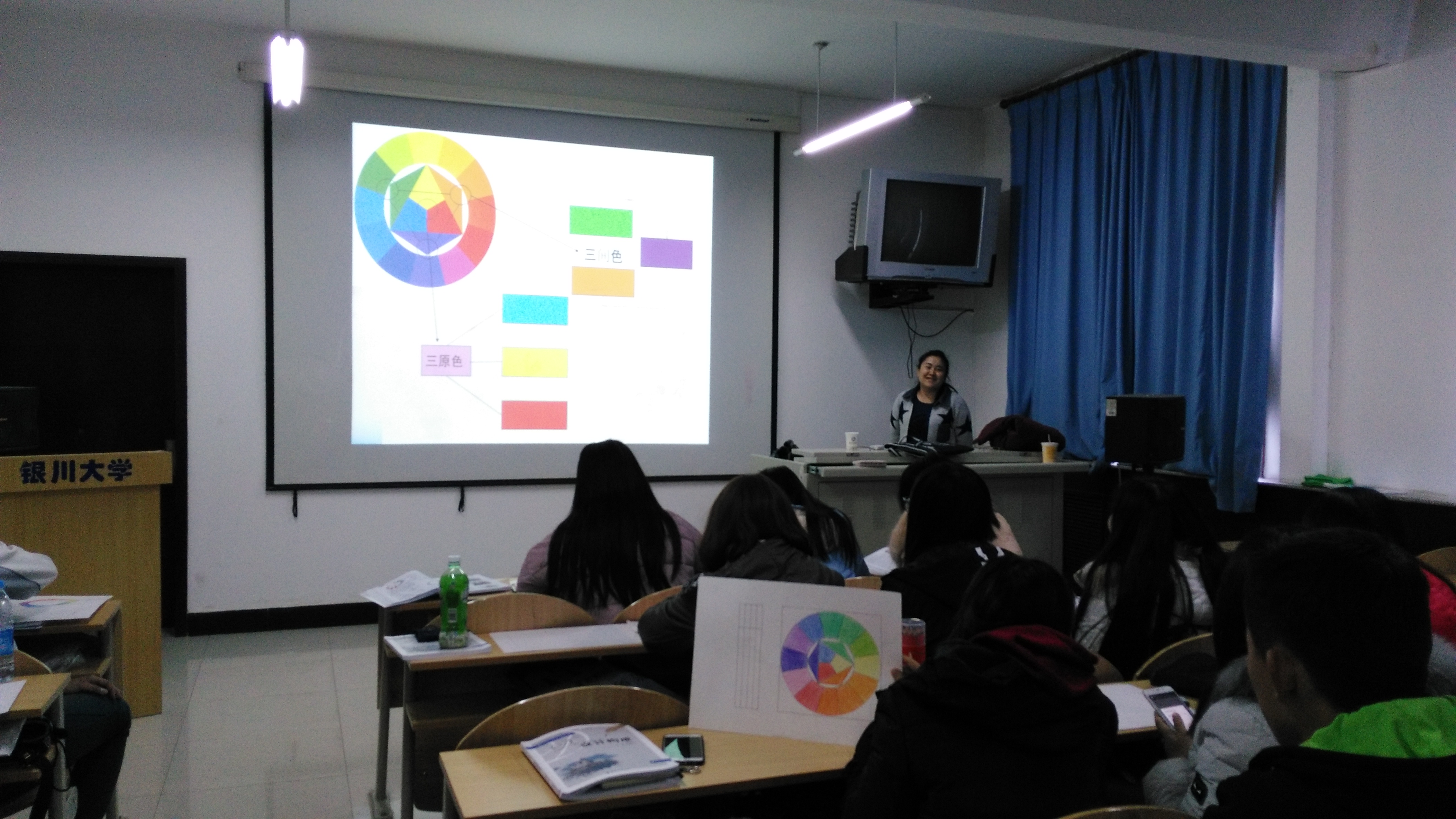 现在老师上课都用多媒体教学好不,多媒体教学用下载课件吗