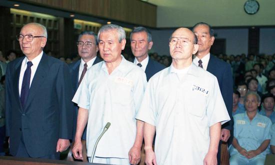 韩国足坛黑幕：逼亲兄弟自杀！造02世界杯黑幕！足球背后那只手