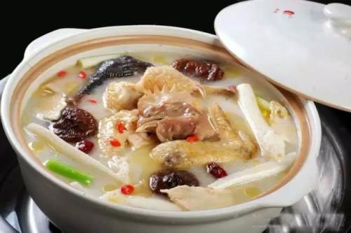 炖土鸡要不要放鸡精,炖土鸡要不要放白酒