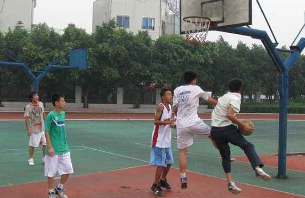 初中跑步800米跑累了,初中生跑完1000米腿很疼