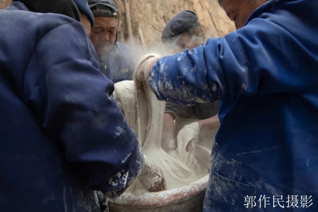 山东漏粉条的过程视频,漏瓢式粉条制作技术视频