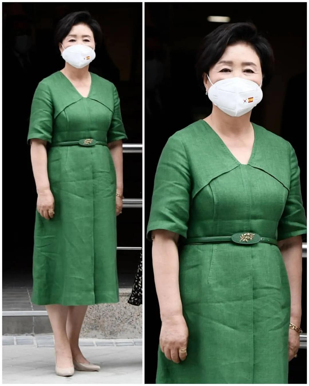 西班牙莱后不敌韩第一夫人，二穿旧裙老气突显，全靠高马尾撑精神