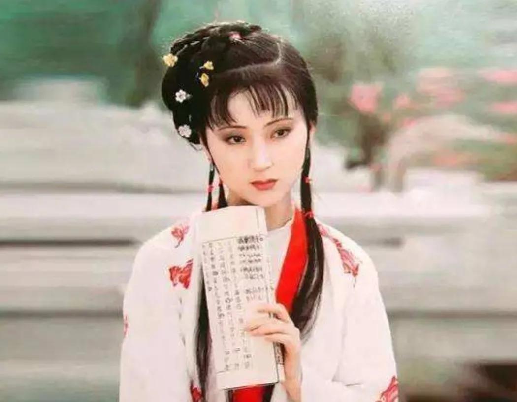 她是旧时光里走来的美人，貌似弱质纤纤却秉性坚韧——月季“葵”