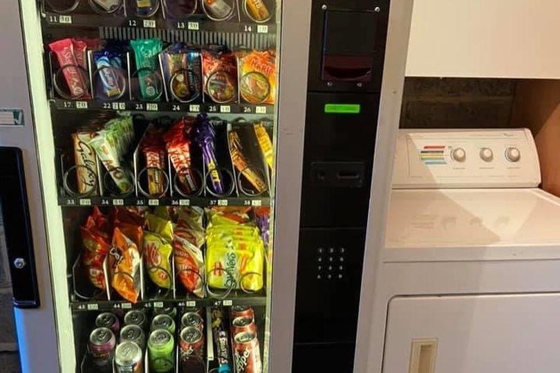 为防孩子吃太多零食，英国机智母亲买了台自动售货机回家
