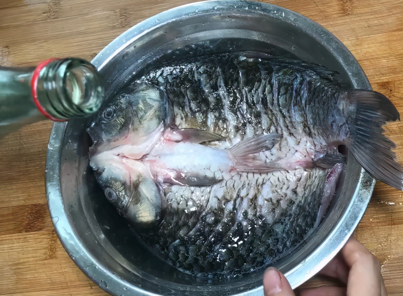 炖鱼如何去土腥味儿,炖鱼时去腥味放什么调料