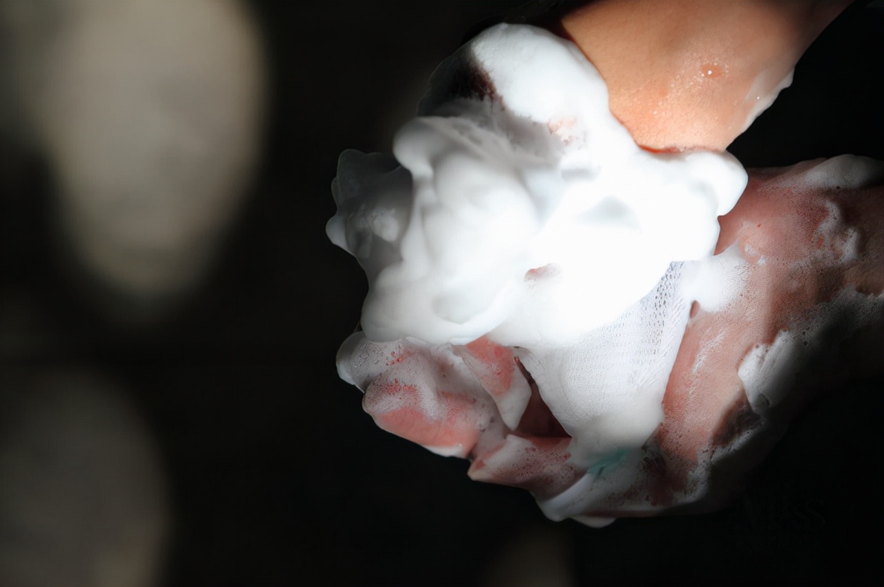 痘痘反反复复又红又疼又痒,痘痘反反复复有一层皮