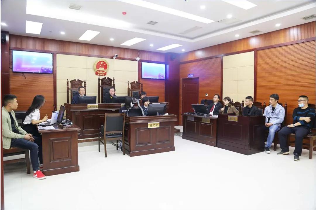 一男子因刚买的新车被撞,刚买上新车就发生了碰撞