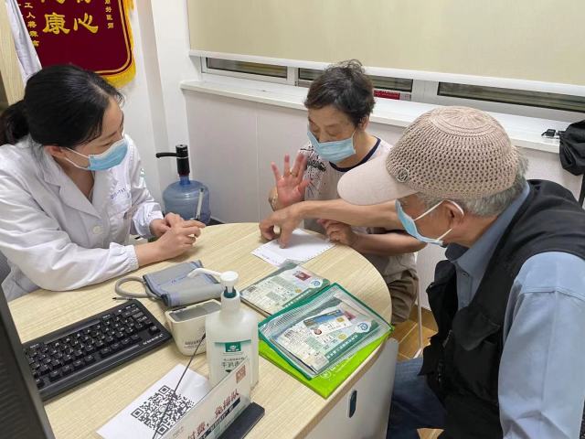 一年“纸上对白”，社区全科医生的暖心字条，让这对聋哑老夫妻看病更从容