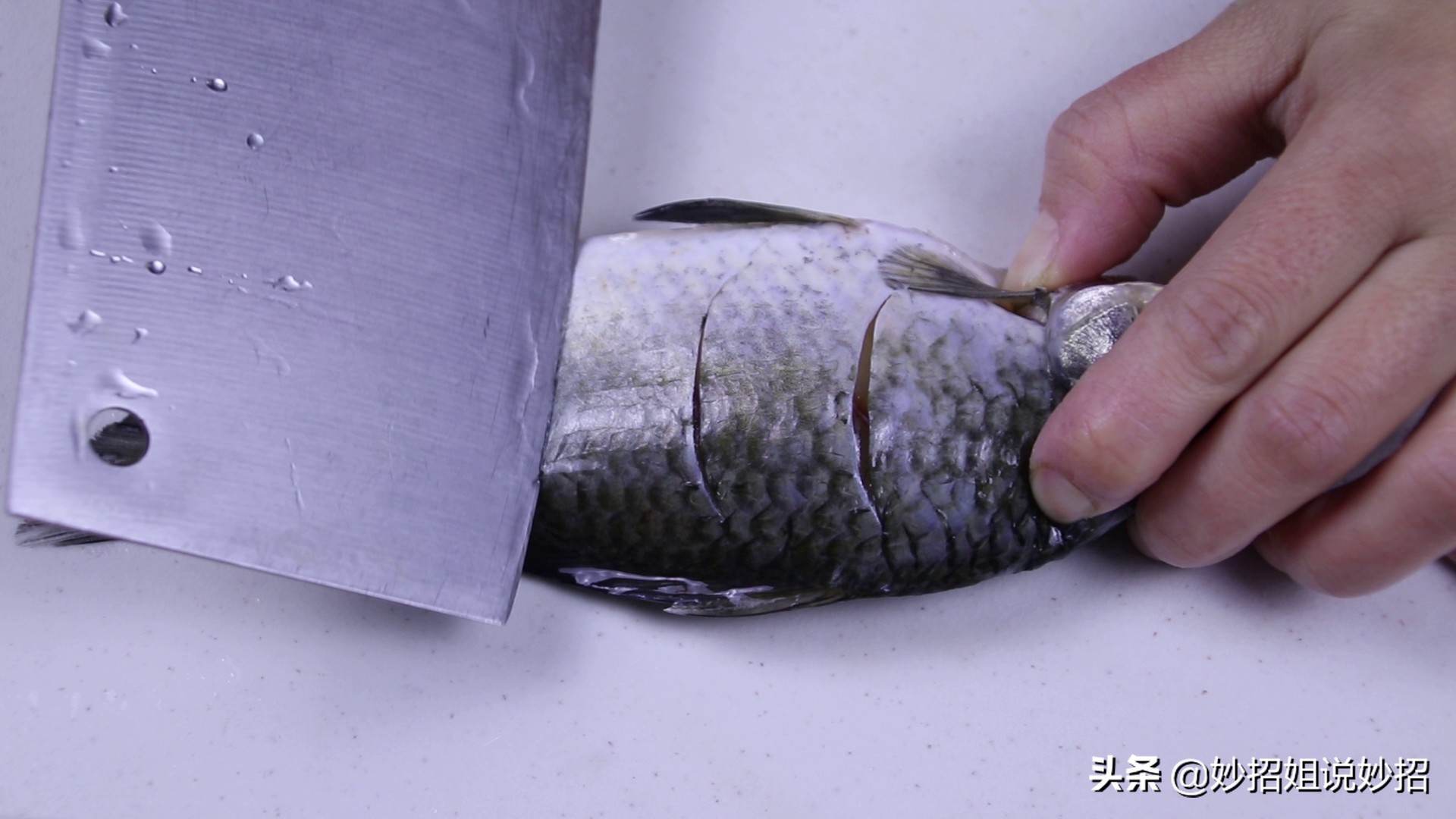 煎鱼煎不粘锅小秘诀,热油煎鱼还是冷油煎鱼不粘锅