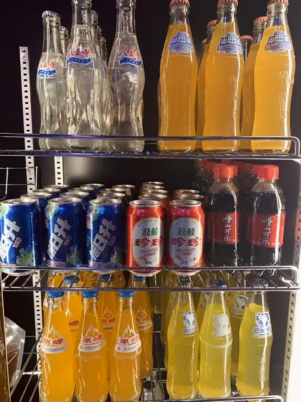 宏宝莱荔枝味和凤梨味哪个好喝,荔枝宏宝莱