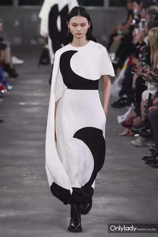 张艺兴valentino东京神图,张艺兴valentino秀场表演