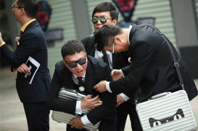 极限挑战热巴追着张艺兴捏气球,极限挑战第五季热巴张艺兴吃火锅