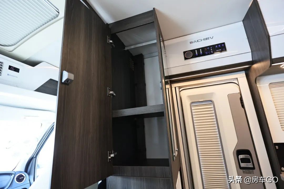 这台房车有5种充电方式，车内电器语音控制，卫生间也是干湿分离