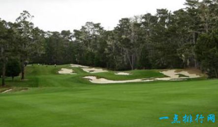 全球十大顶级高尔夫球场，圆石滩高尔夫球场因其迷人的风景而闻名于世，它位于美国西海岸的圆石滩