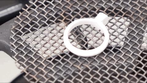 日本小哥用攒了一年的「指甲」给女友做了个钻戒？网友：妈呀变态