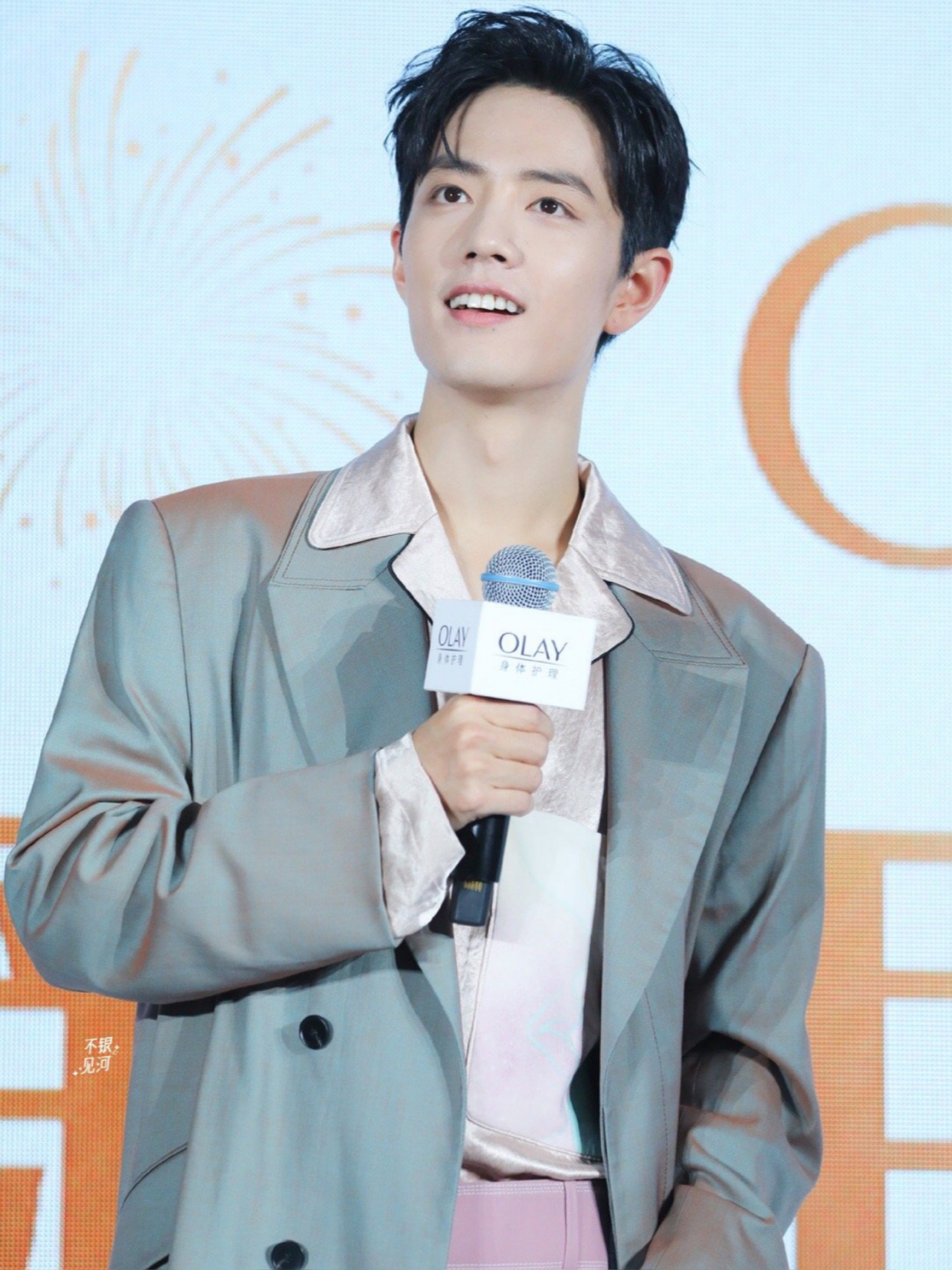 肖战穿搭夏款风衣,肖战穿红色风衣帅气十足