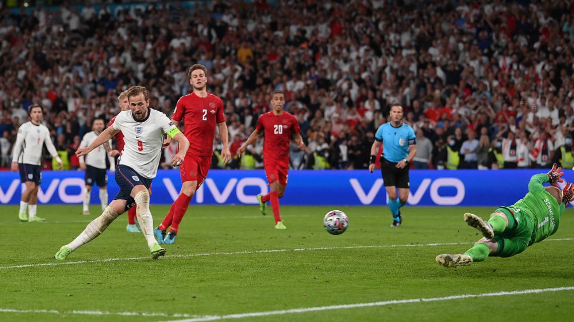 裁判巨大失误！斯特林造点瞬间，场上出现2个足球，丹麦队被黑了