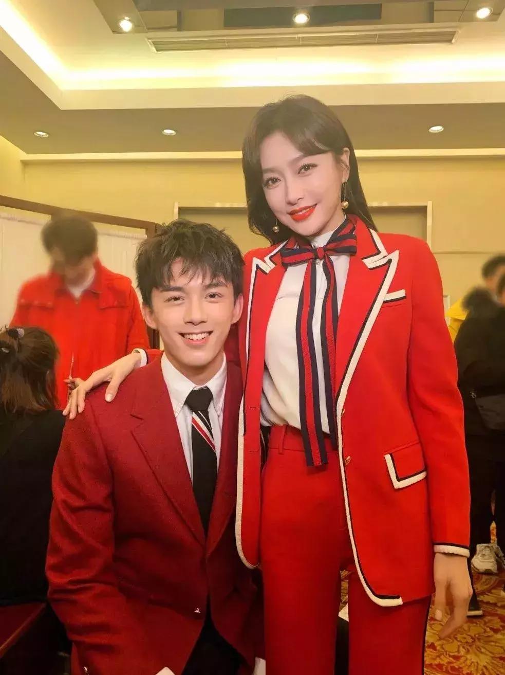 这篇春晚穿搭主要是来回(应)馈(付)社(老)会(板)的!