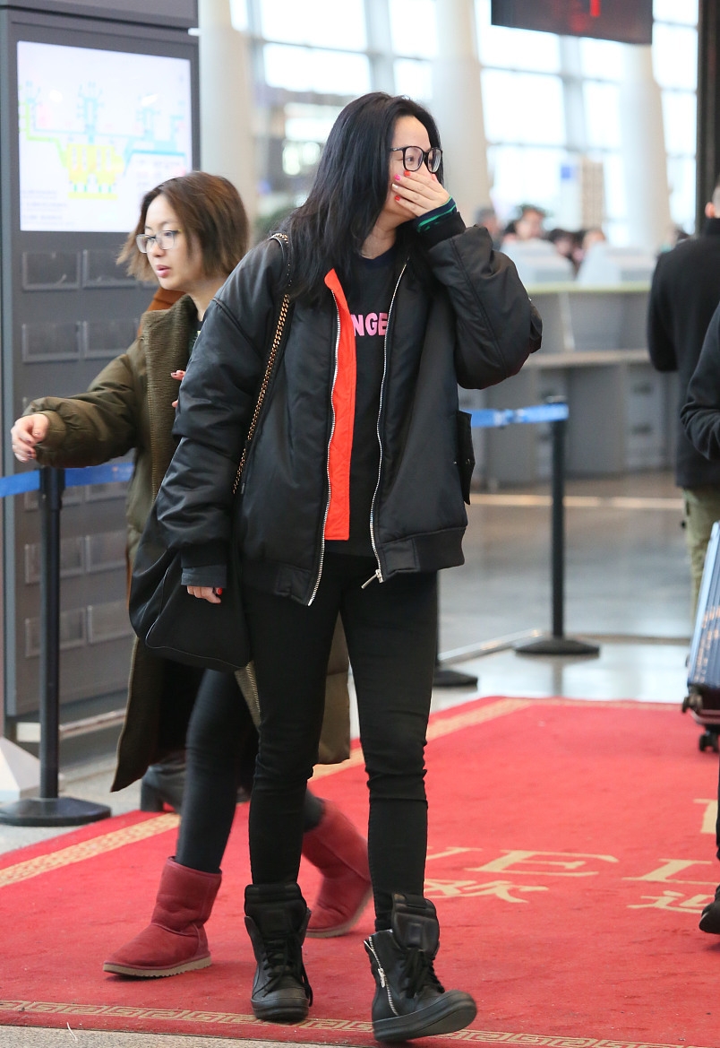 瞿颖独自现身走机场，造型超模范依旧，素颜皮肤沧桑痘印太明显