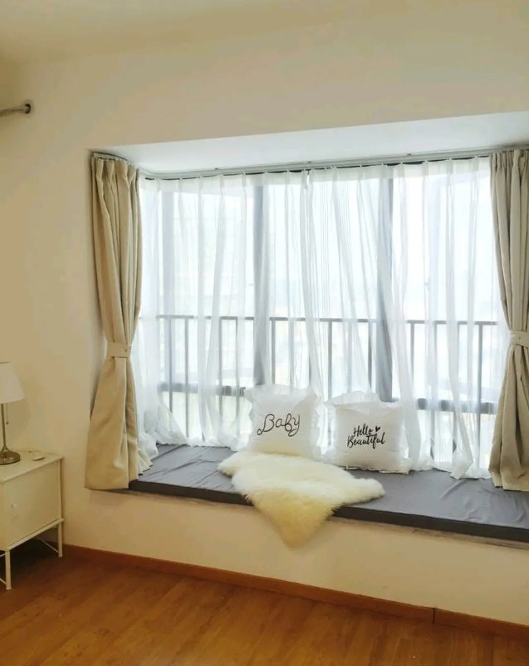 不顾后果砸掉飘窗,锤子砸下去瞬间,她们就后悔了