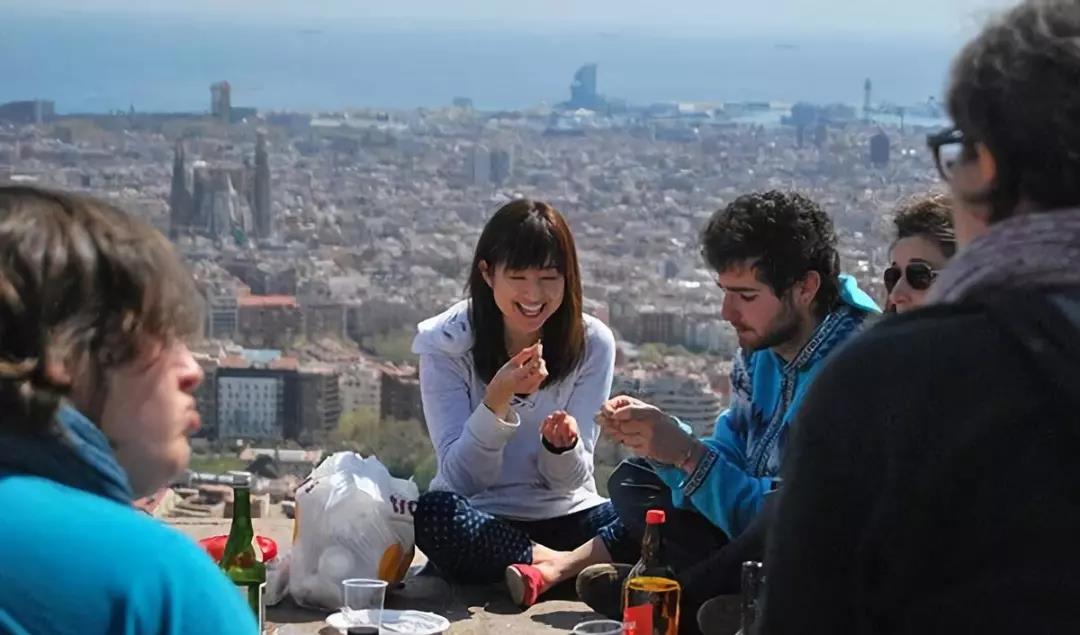 你精通嗑瓜子的艺术了没？当歪果仁开始学中国人嗑瓜子……