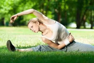 瑜伽坐位体前屈下不去怎么练,瑜伽坐角式膝盖不舒服