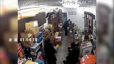 “当时我就一个想法，‘躺’到刀和人质之间!”