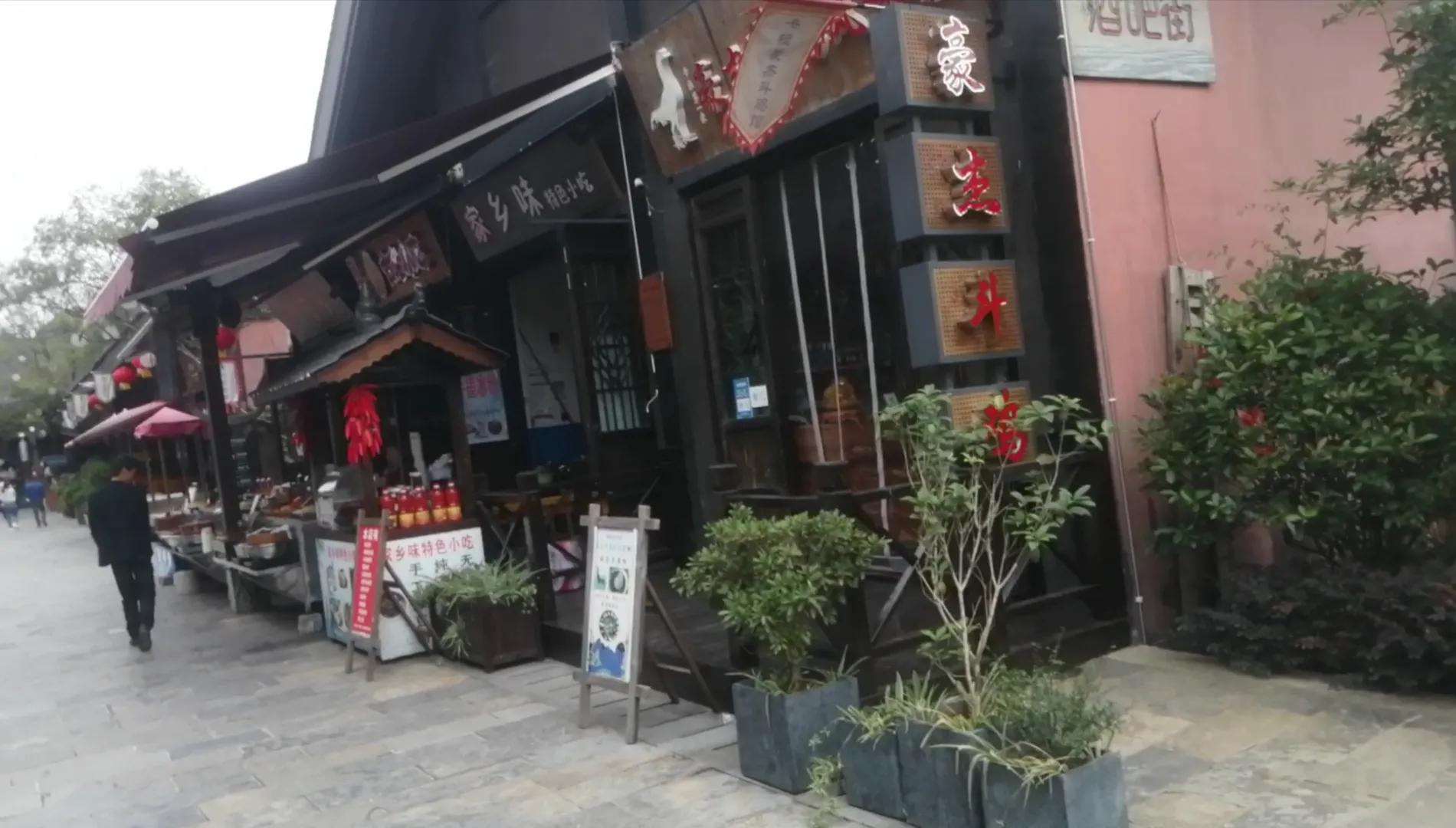 丹寨县万达小镇特色,丹寨万达小镇国家休闲街区