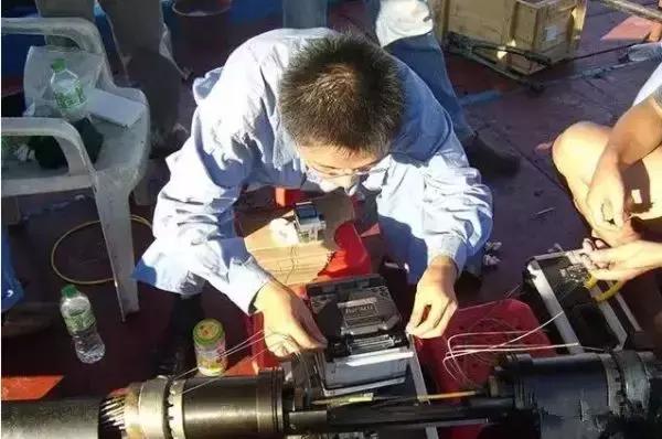 海底光缆这么长怎么安装的,海底光缆怎么铺设的费用谁出