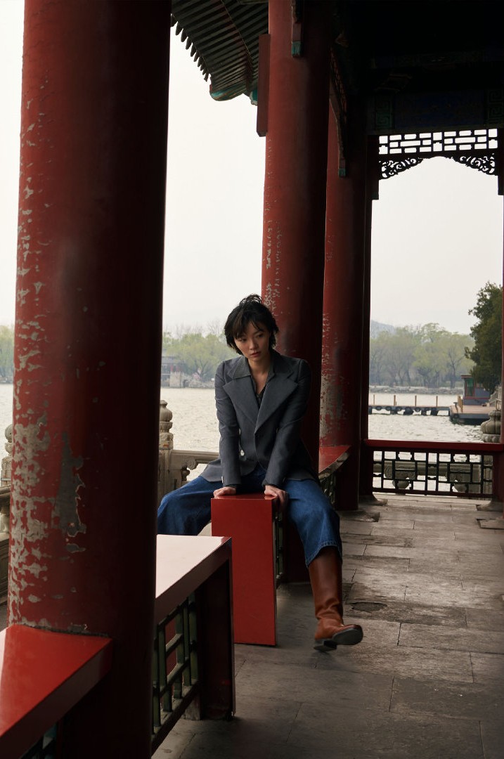 齐溪穿过膝长靴,齐溪穿西装