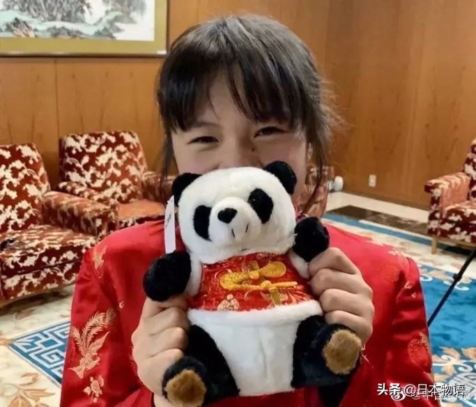 “鞠躬日本女孩”后续：她将募集的50万日元交给了中国大使馆