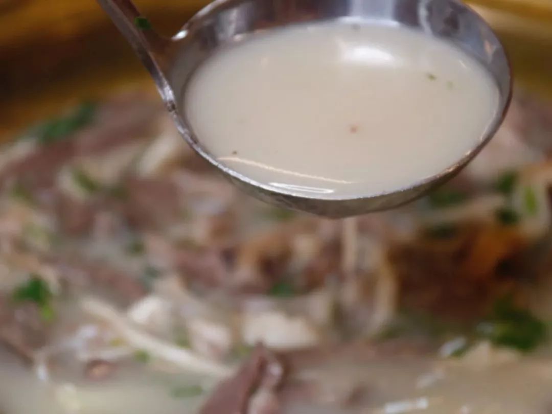 可以吃烧烤烤全羊的地方,有篝火烤全羊的地方