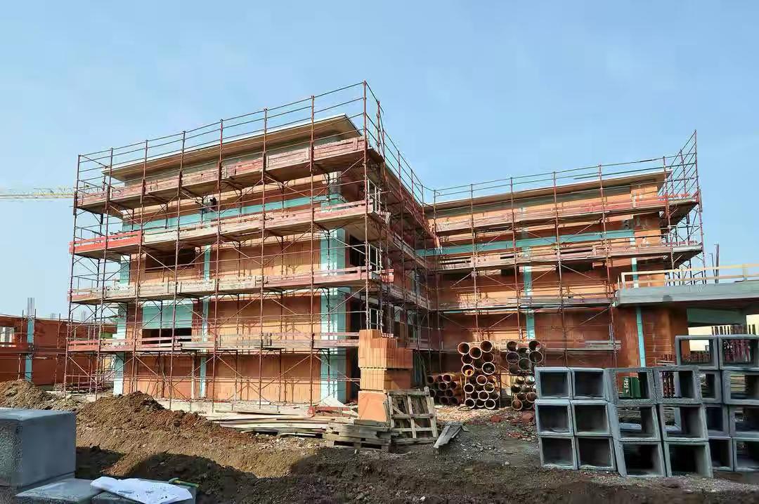 农民可以在自己家盖房吗,农民能在耕地上建大棚养牛吗