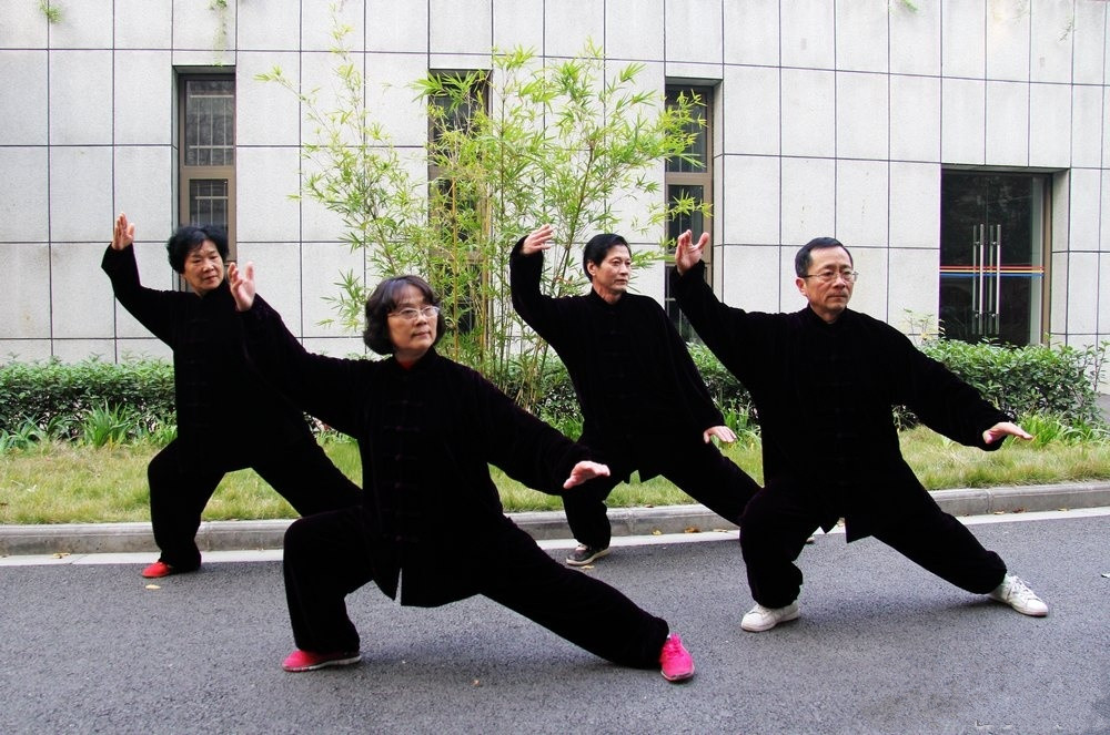 奉献一份爱教学手势舞完整版,奉献爱心的正确方式