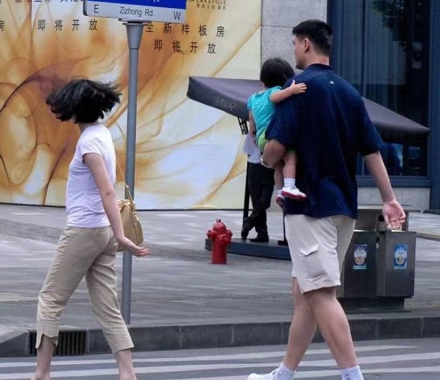 姚明与女儿姚沁蕾最近打球视频,姚明12周岁的女儿姚沁蕾身高