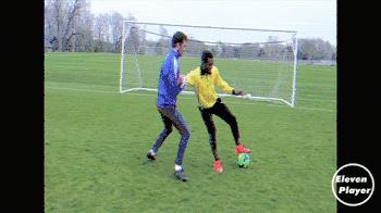 哪些小孩子就能学的足球过人技巧,足球实用的技巧过人